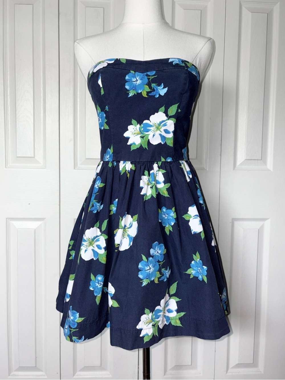 Hollister 2010s Tropical Floral Strapless Dress Size Medium Navy Summer Sundress